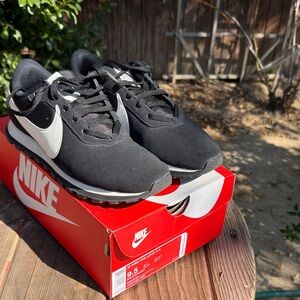 Nike Pre Love XO Black and White Running Shoes size 9.5